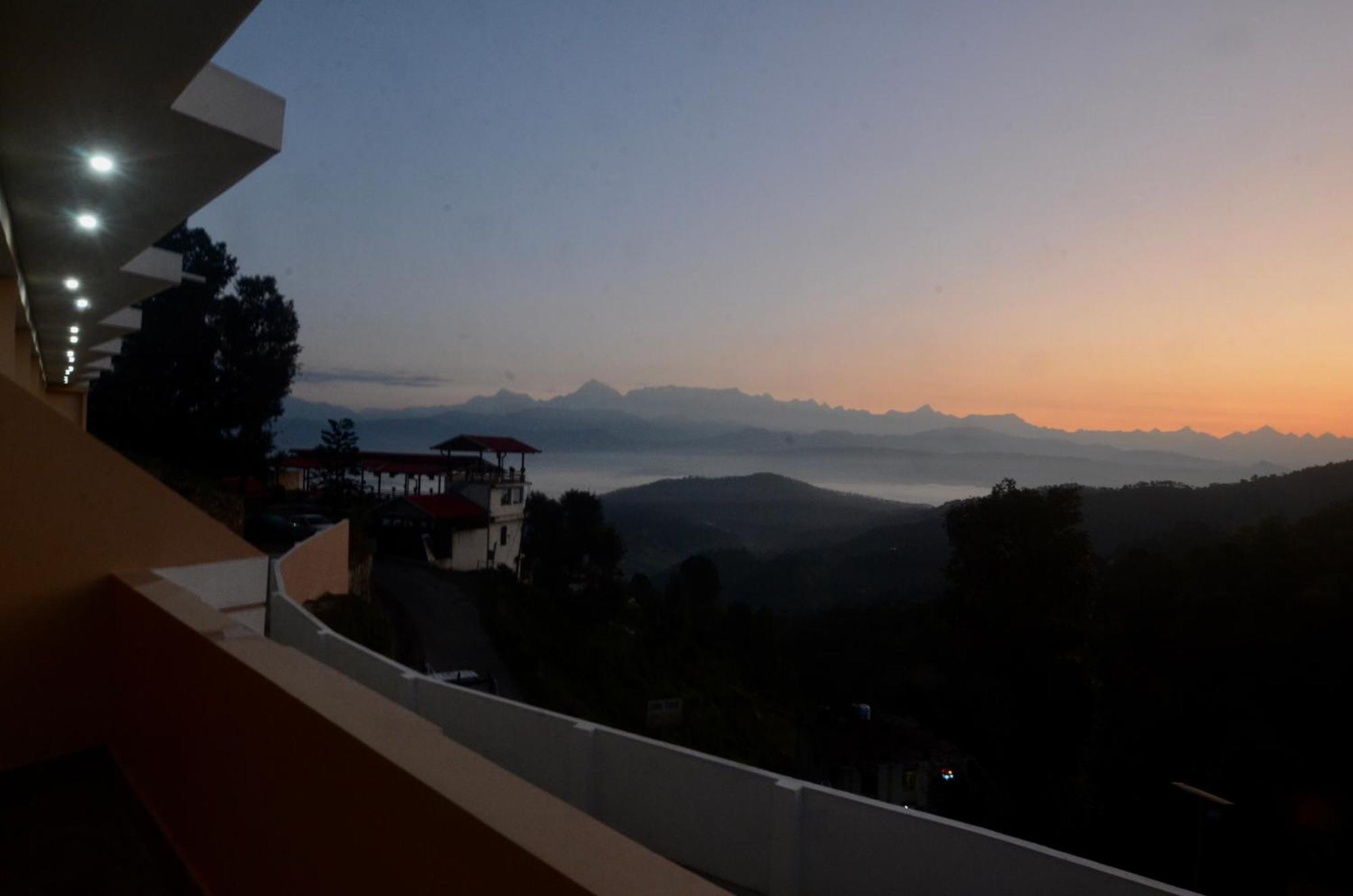 Uttarakhand Resort Каусани Экстерьер фото