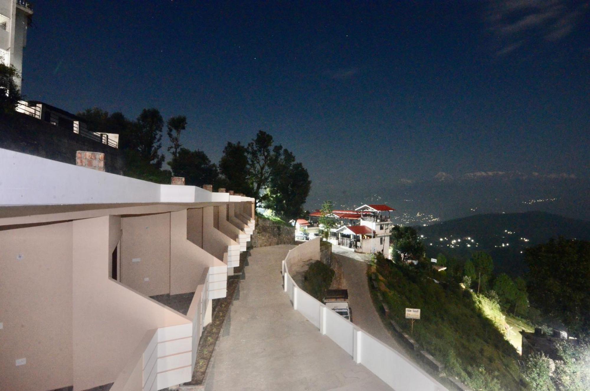 Uttarakhand Resort Каусани Экстерьер фото